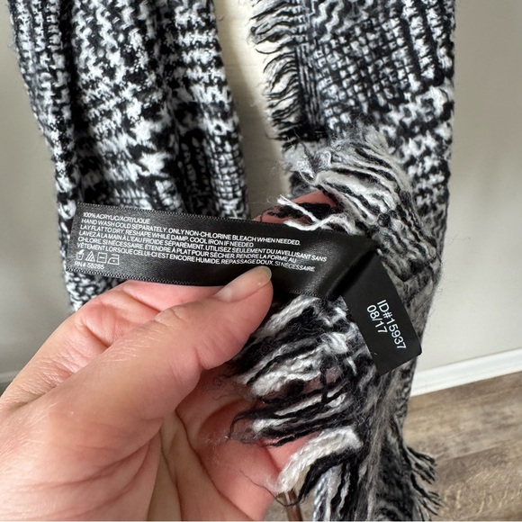 Express Houndstooth Cozy Black and White Scarf - Picture 3 of 7